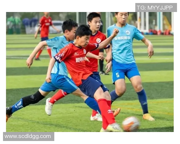 马尔在绿茵场上挥洒汗水与激情展现足球梦想的旅程